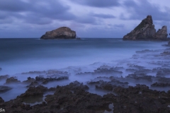Crépuscule sur la roche et la pointe des colibris